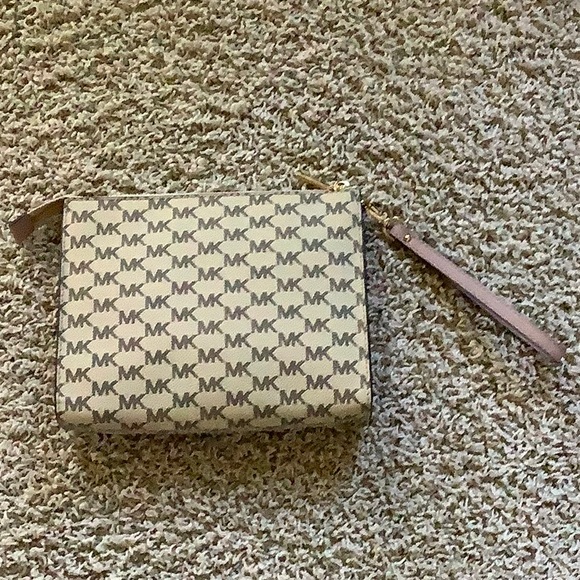 Michael Kors wristlet - Picture 2 of 8